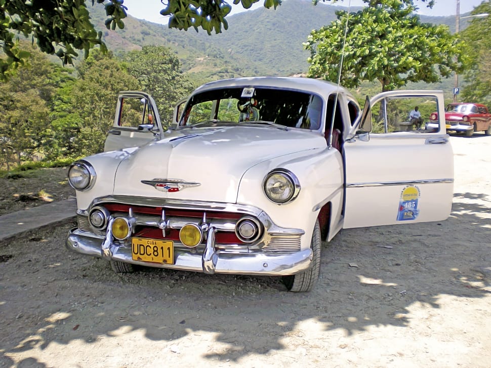 white chresler classic car preview