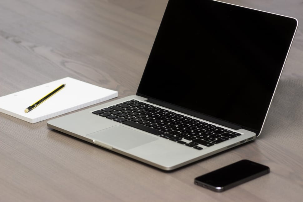 macbook pro beside space gray iphone free image | Peakpx