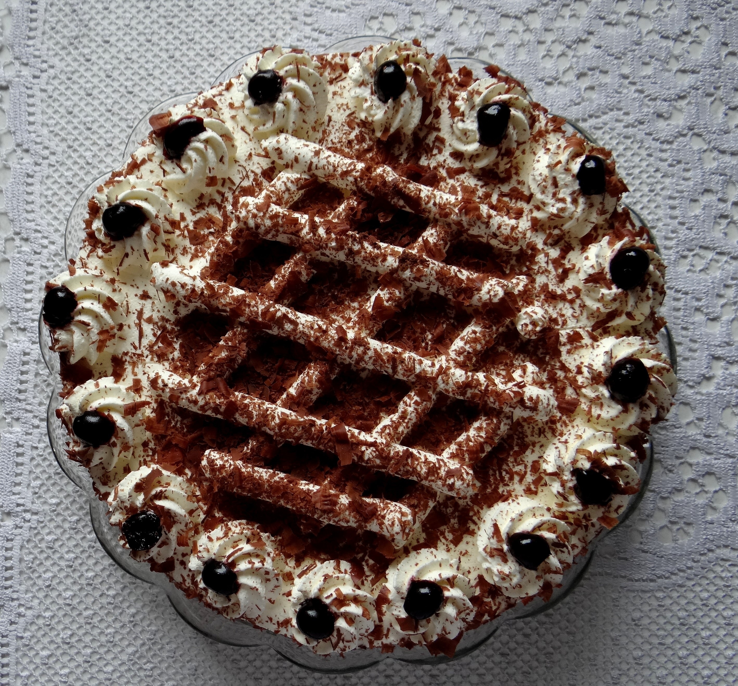 vanilla frosting cake with berries and chocolate crumbles