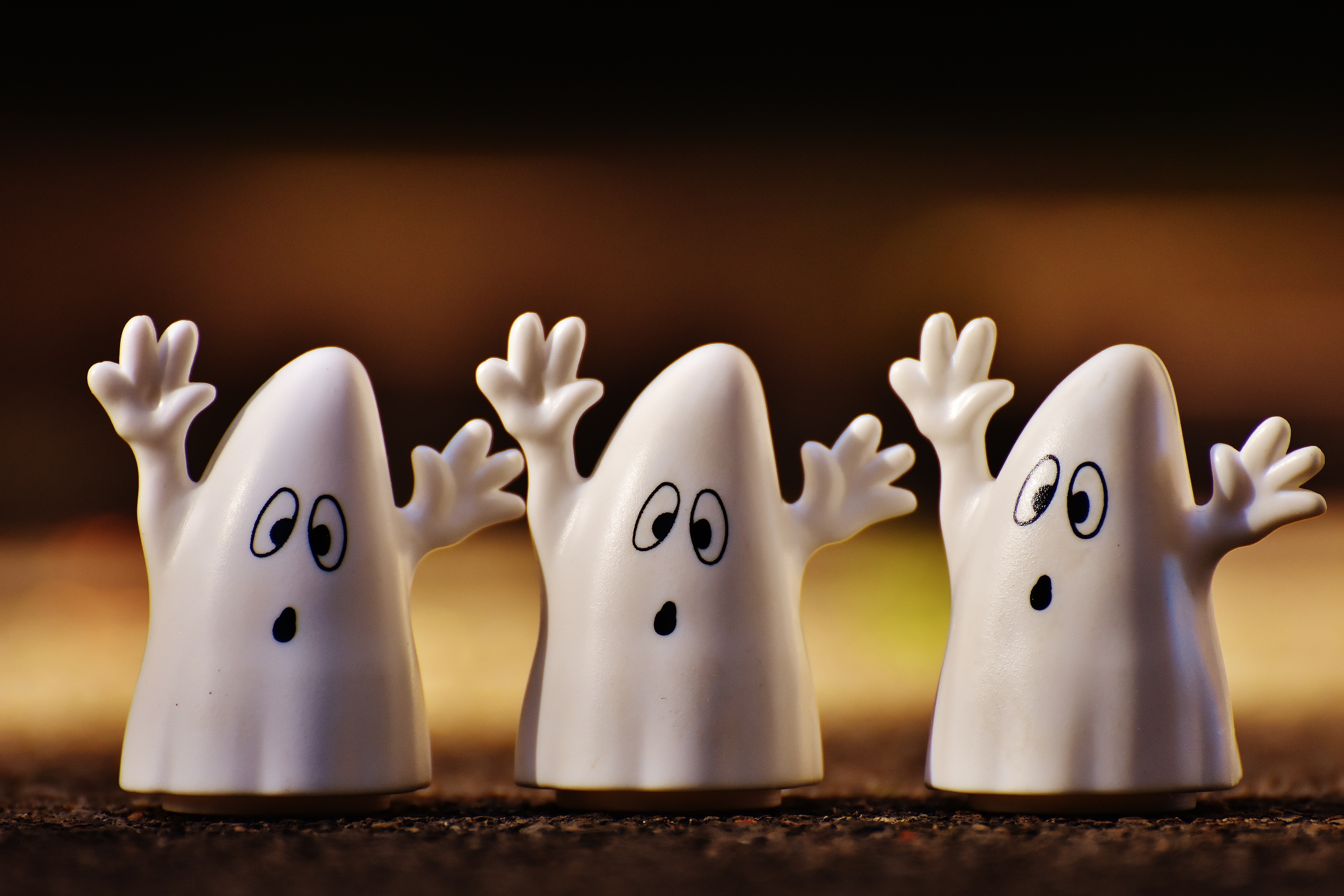 3 white ghost plastic figures