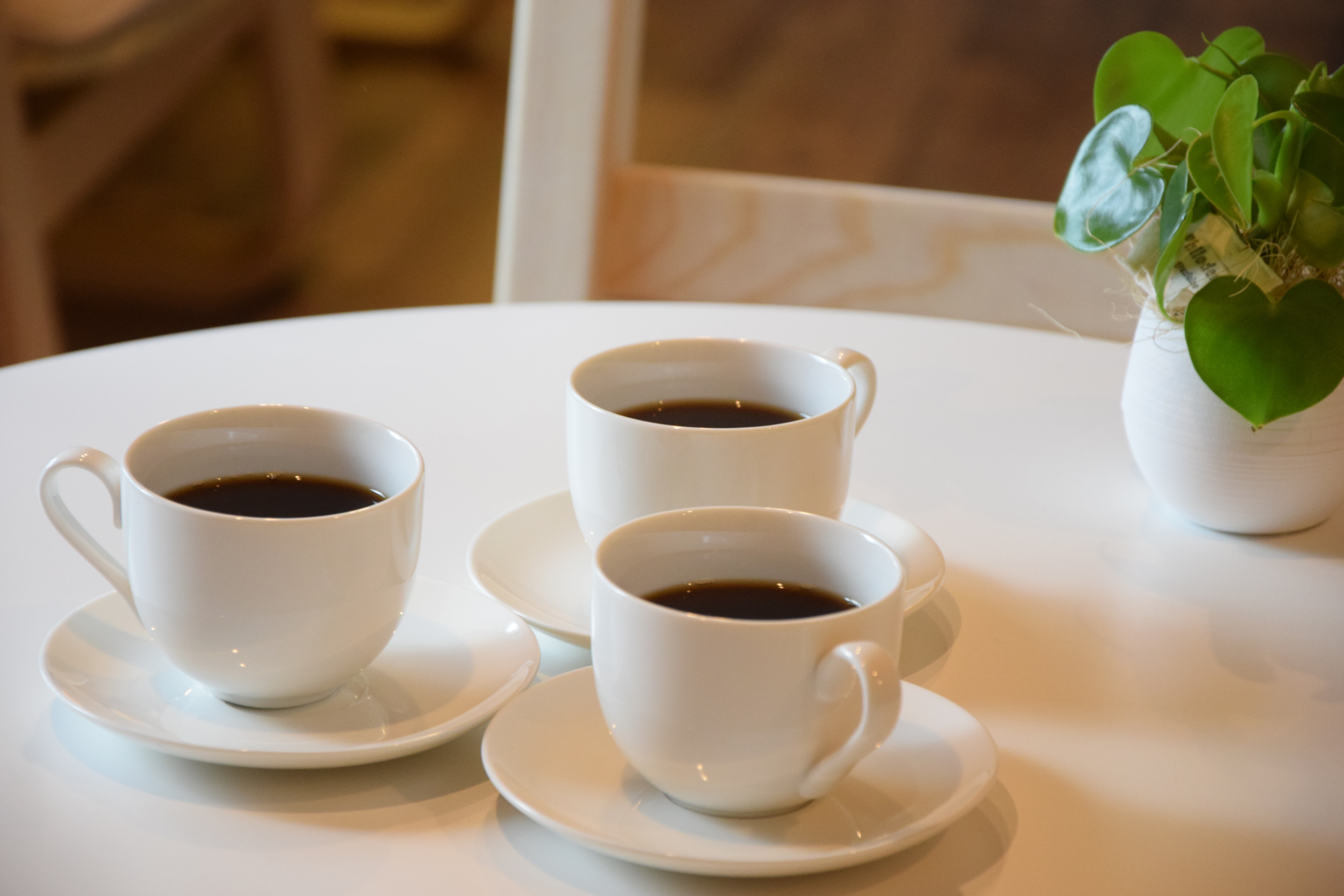 На столе стоят 20 кружек с кофе. Чашка кофе. Чашка кофе на столе. Две чашки кофе. Чашка с чаем.