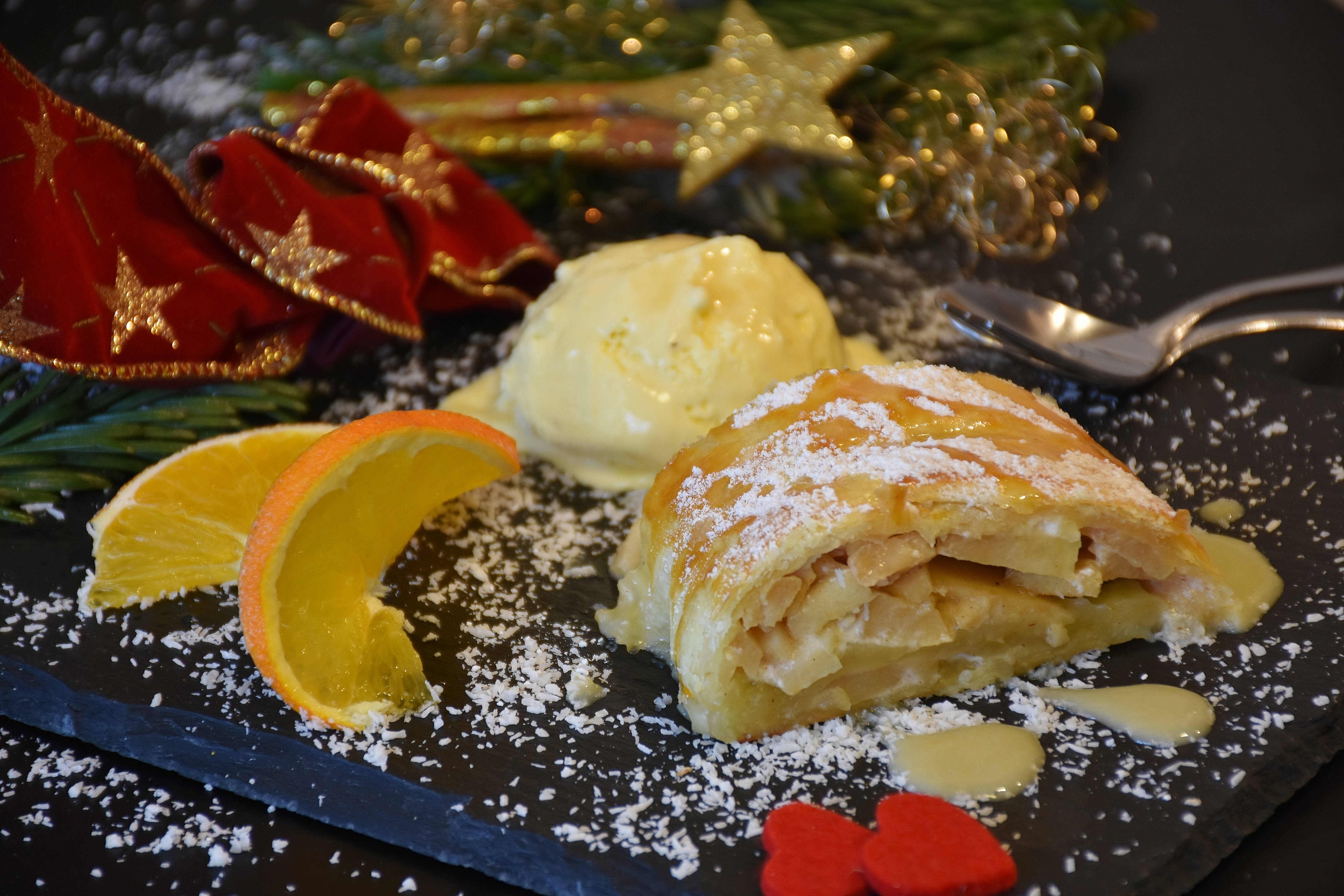 Штрудель с яблоками из теста. Яблочный штрудель (Apfelstrudel). Венский штрудель Австрия. Яблочный штрудель Австрия. Рождественский штрудель в Австрии.