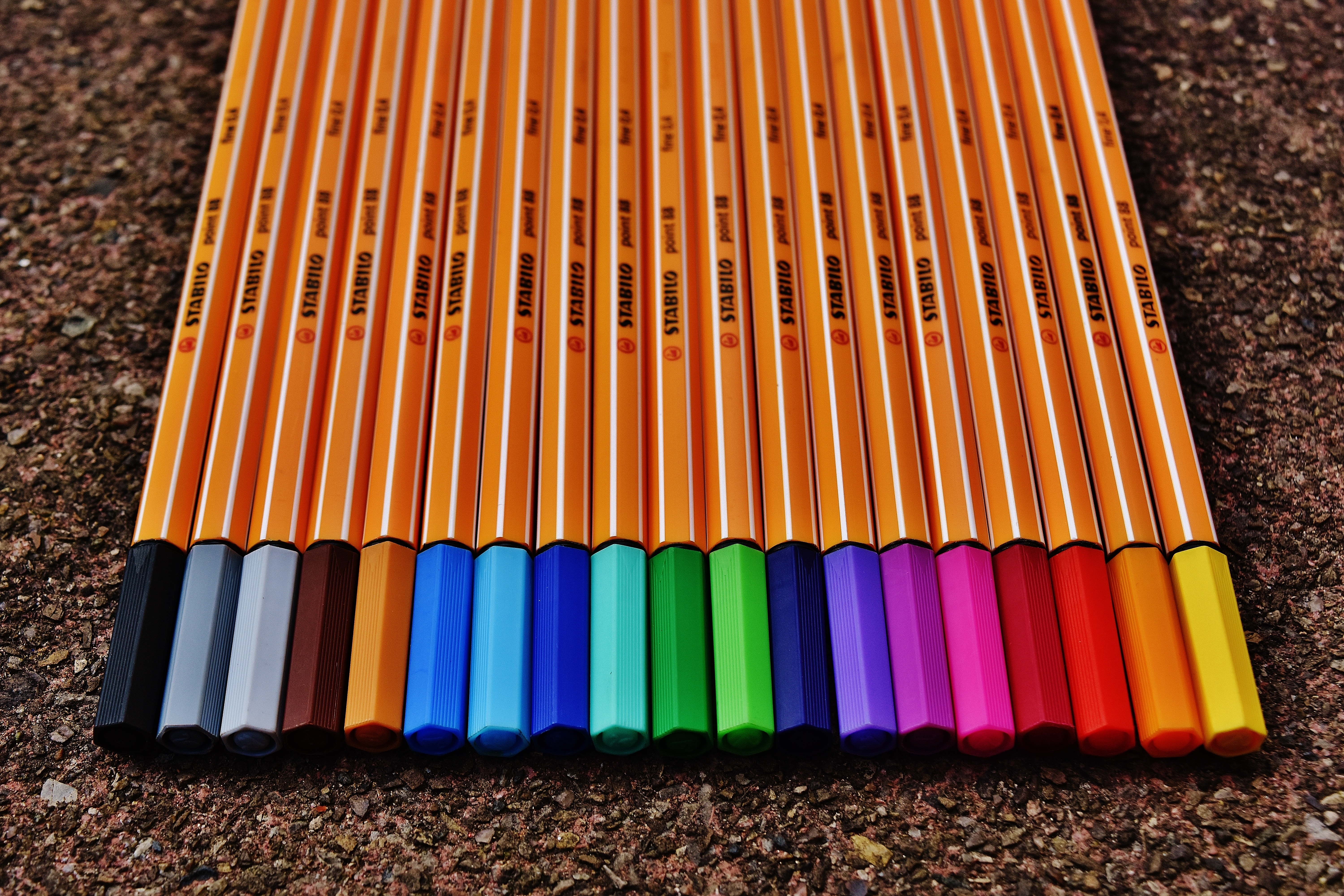 Цветные ручки и карандаши