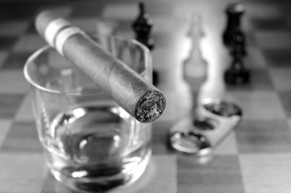 cigar grayscale screen display preview