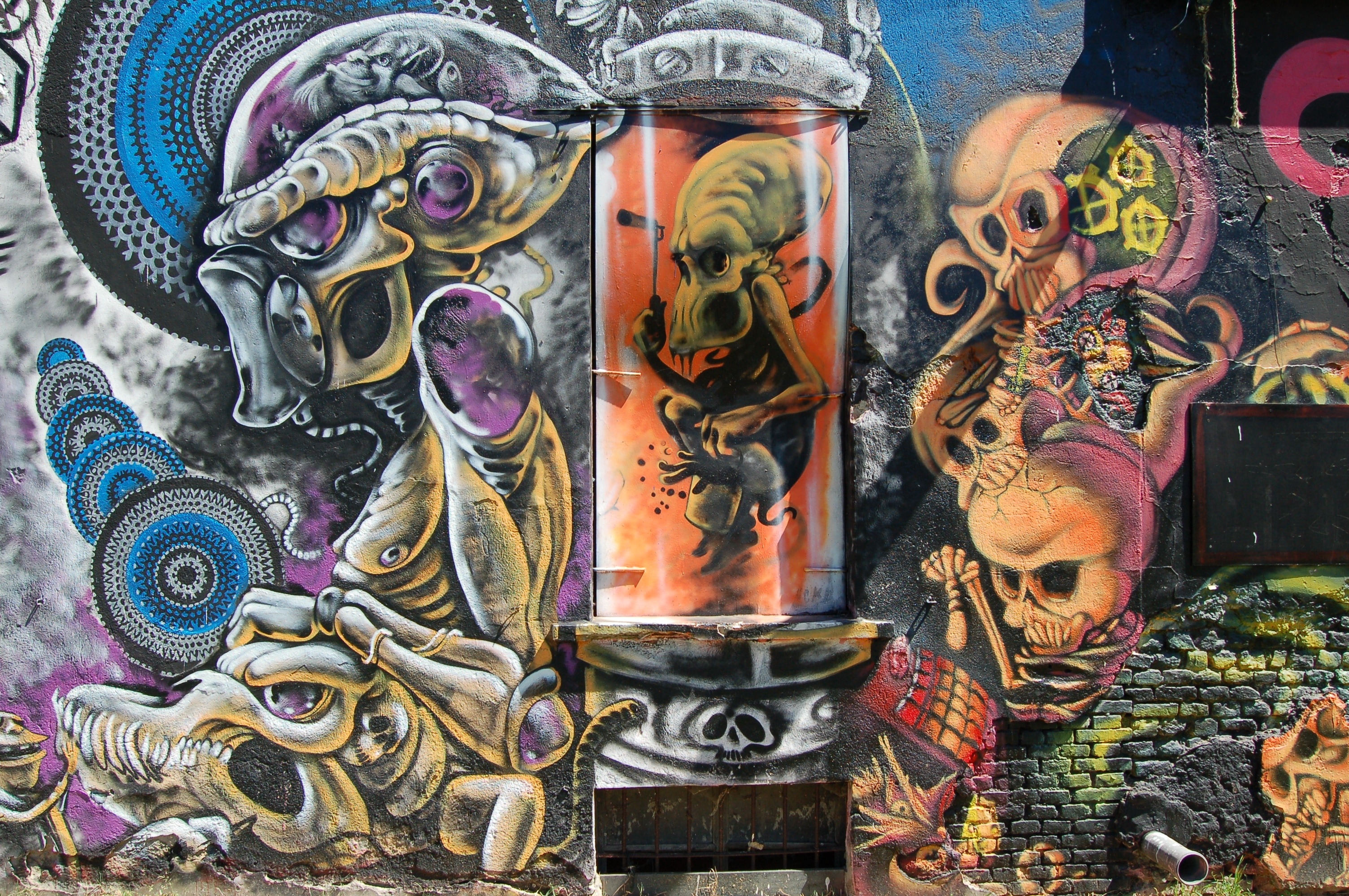 alien painting on street wall