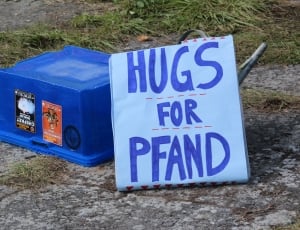 hugs for pfand signage thumbnail