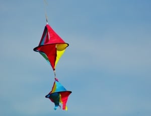 red and yellow kites thumbnail