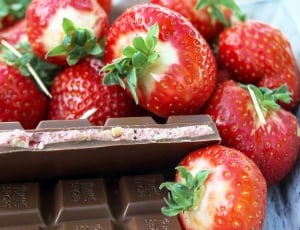 strawberry and chocolate bar thumbnail