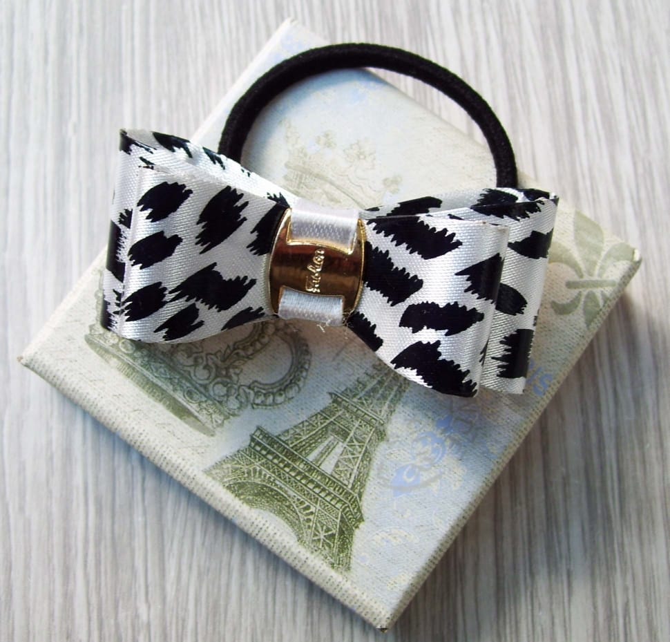 white and black scrunchy preview