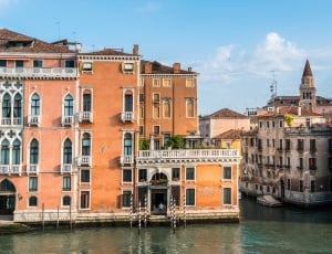 floating building in italy thumbnail