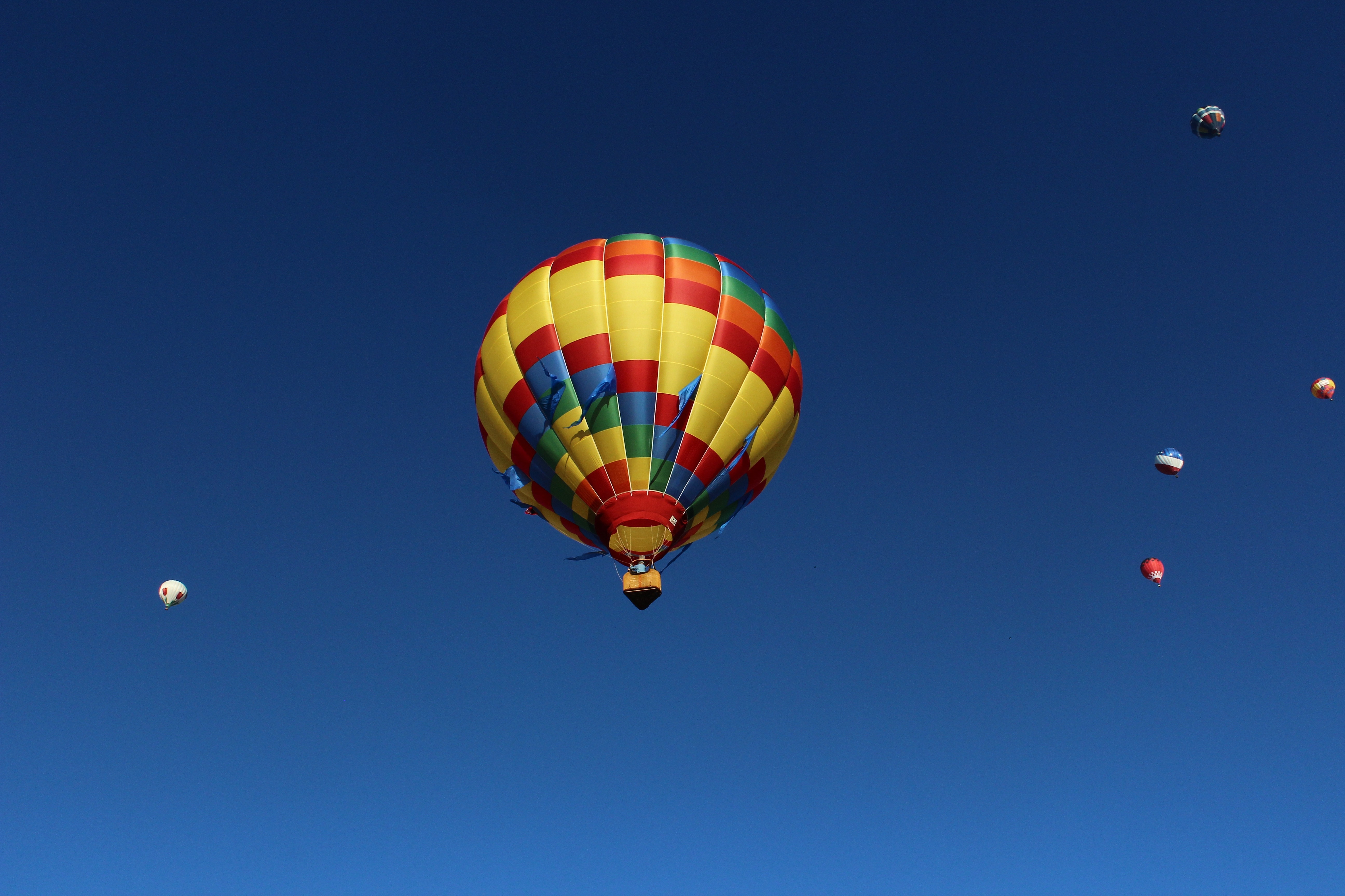 Шар на котором летают как называется. Воздушный шар. Воздушный шар в небе. Воздушные шары в небе. Воздушные шары полет.