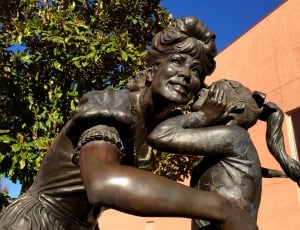 mother and daughter statue thumbnail