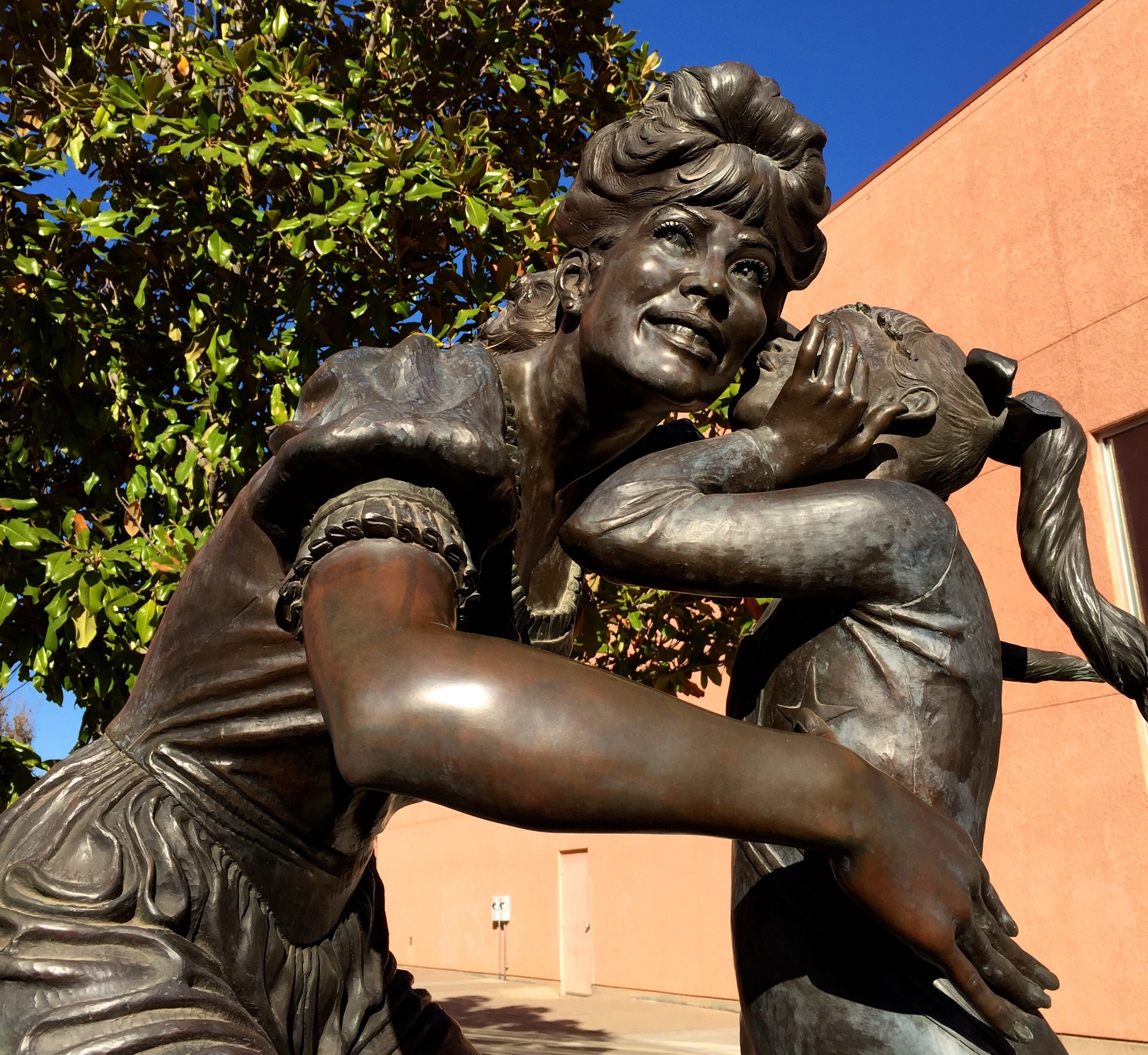 mother and daughter statue