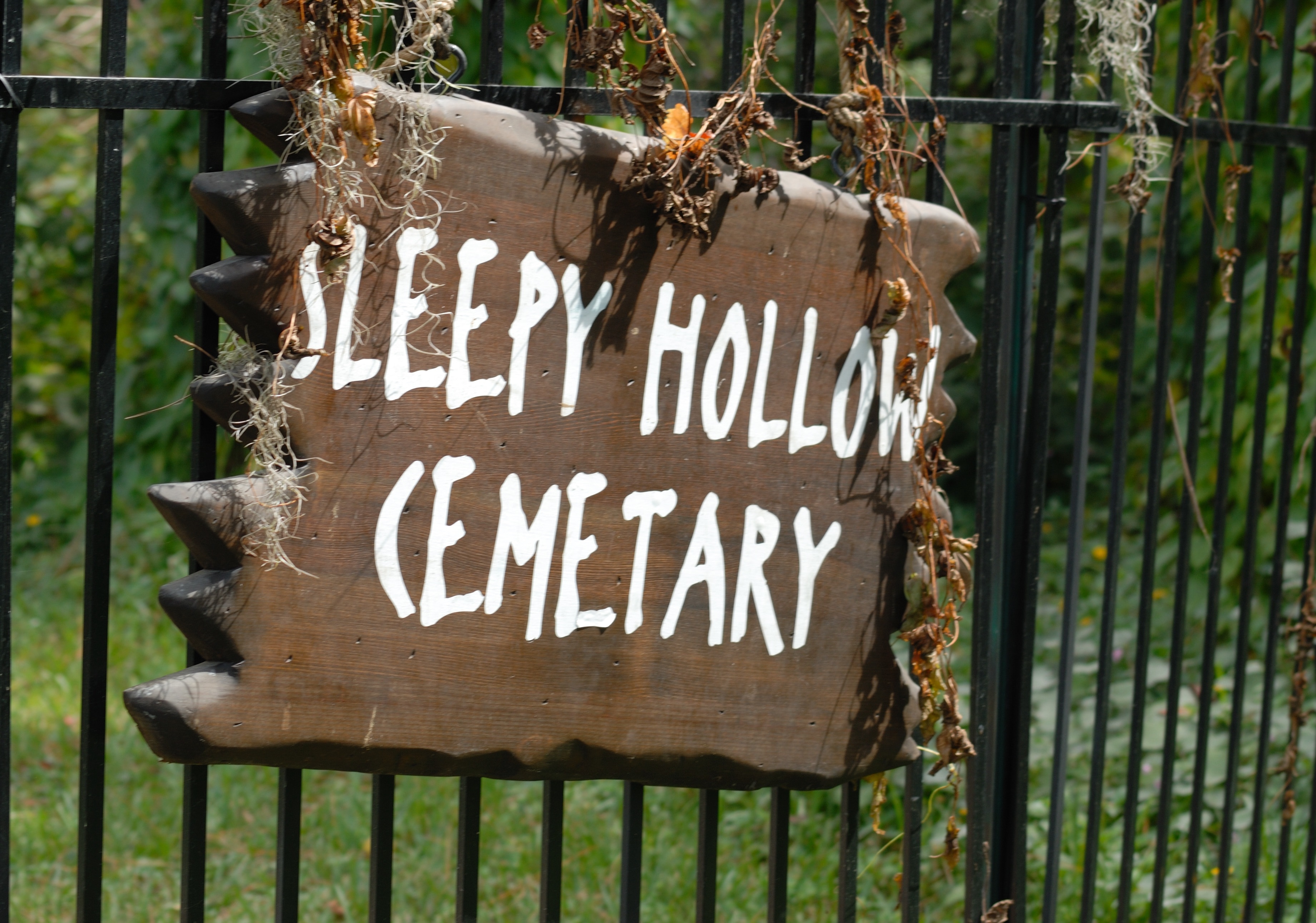 brown sleepy hollow cemetary signage