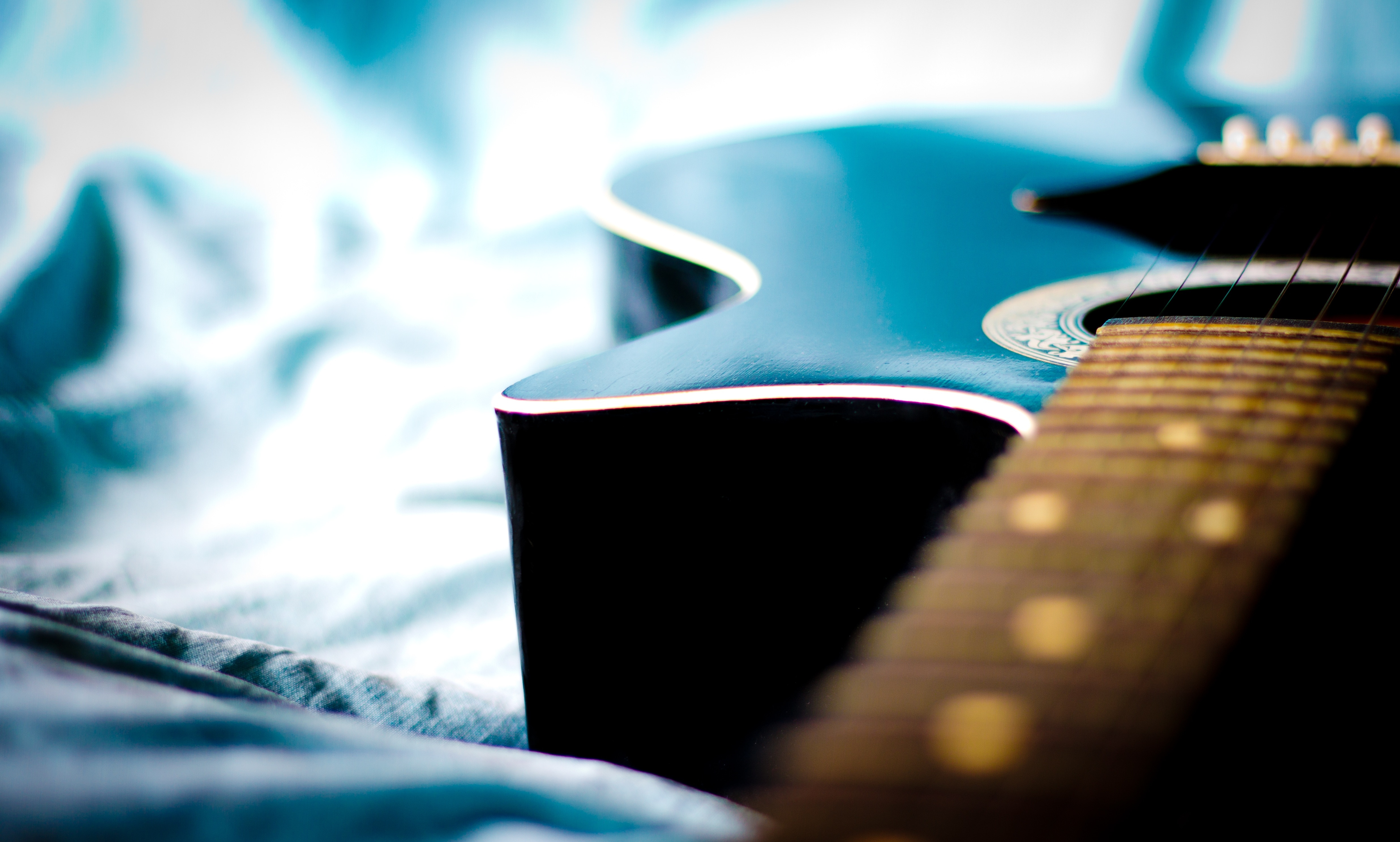 close up photography of black and brown acoustic guitar