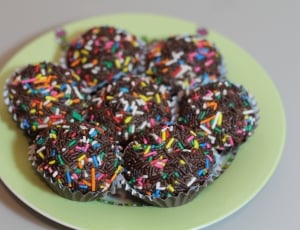 7 multicolored cupcakes thumbnail