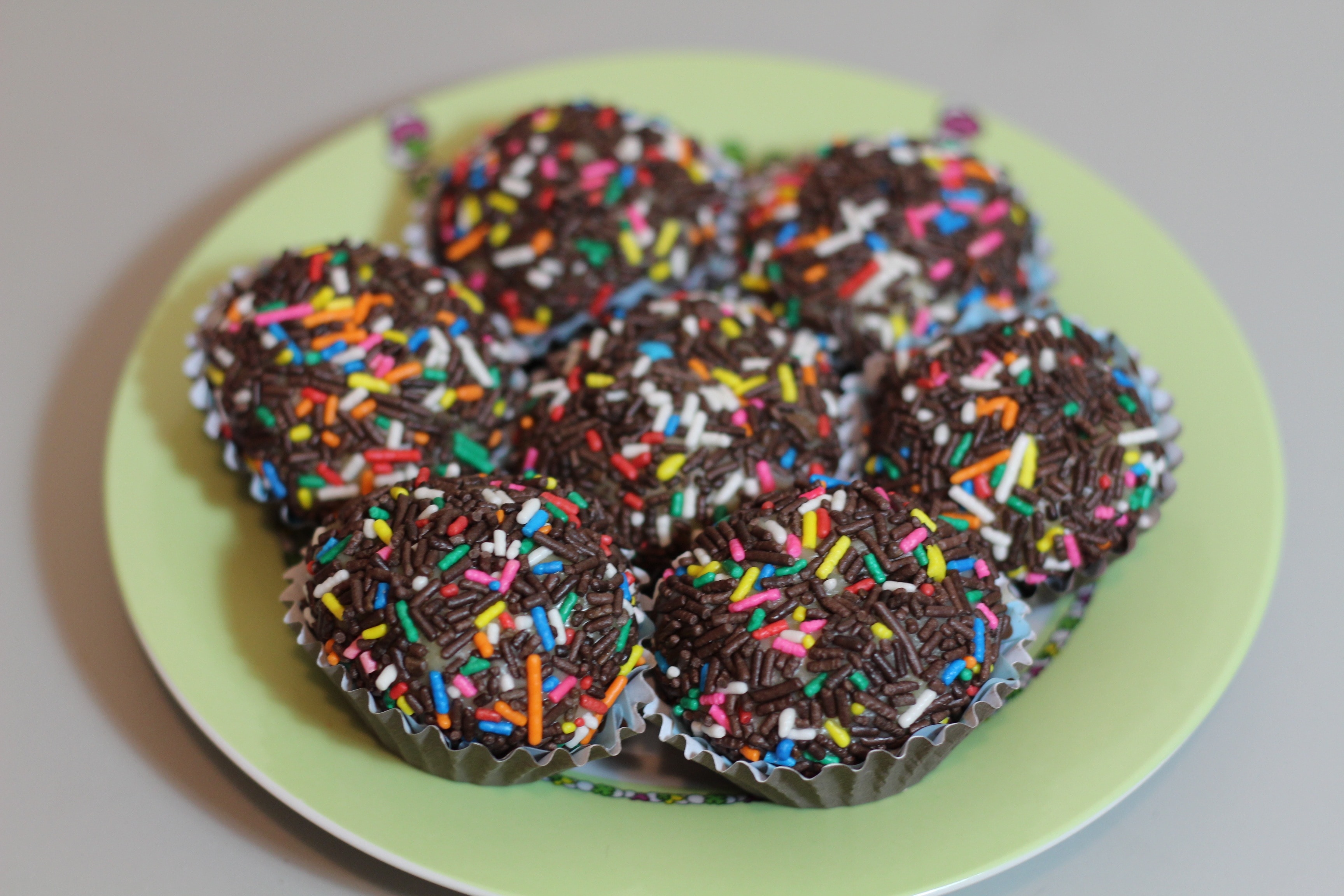 7 multicolored cupcakes