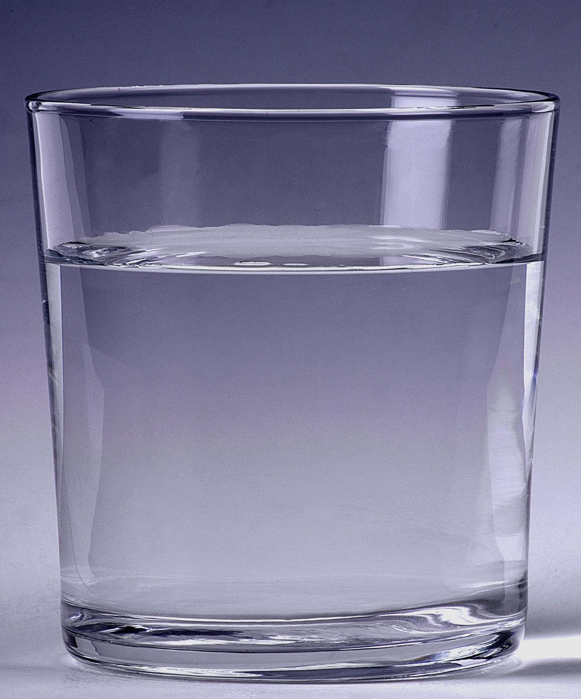 стакан с водой на столе