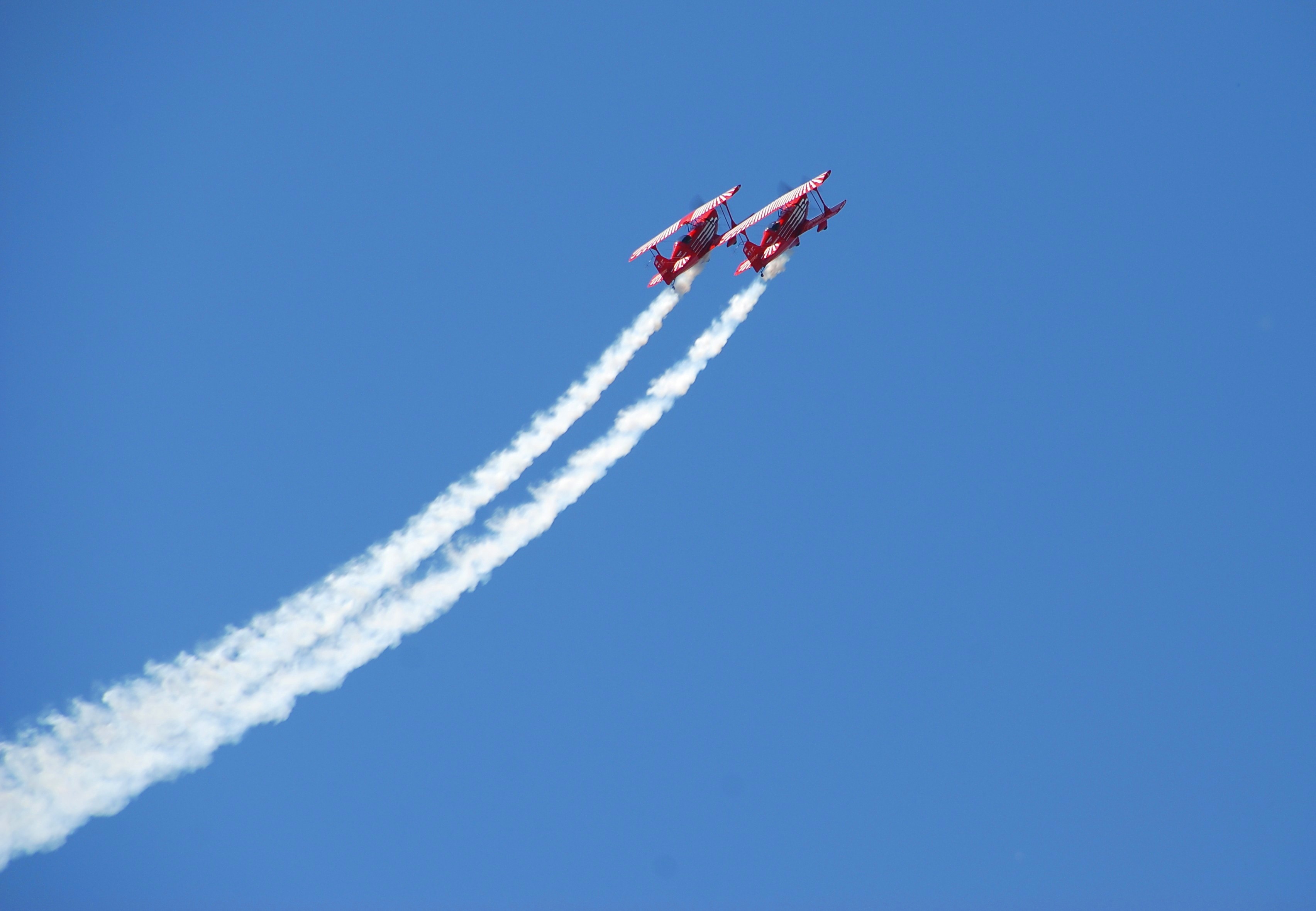 2 red planes