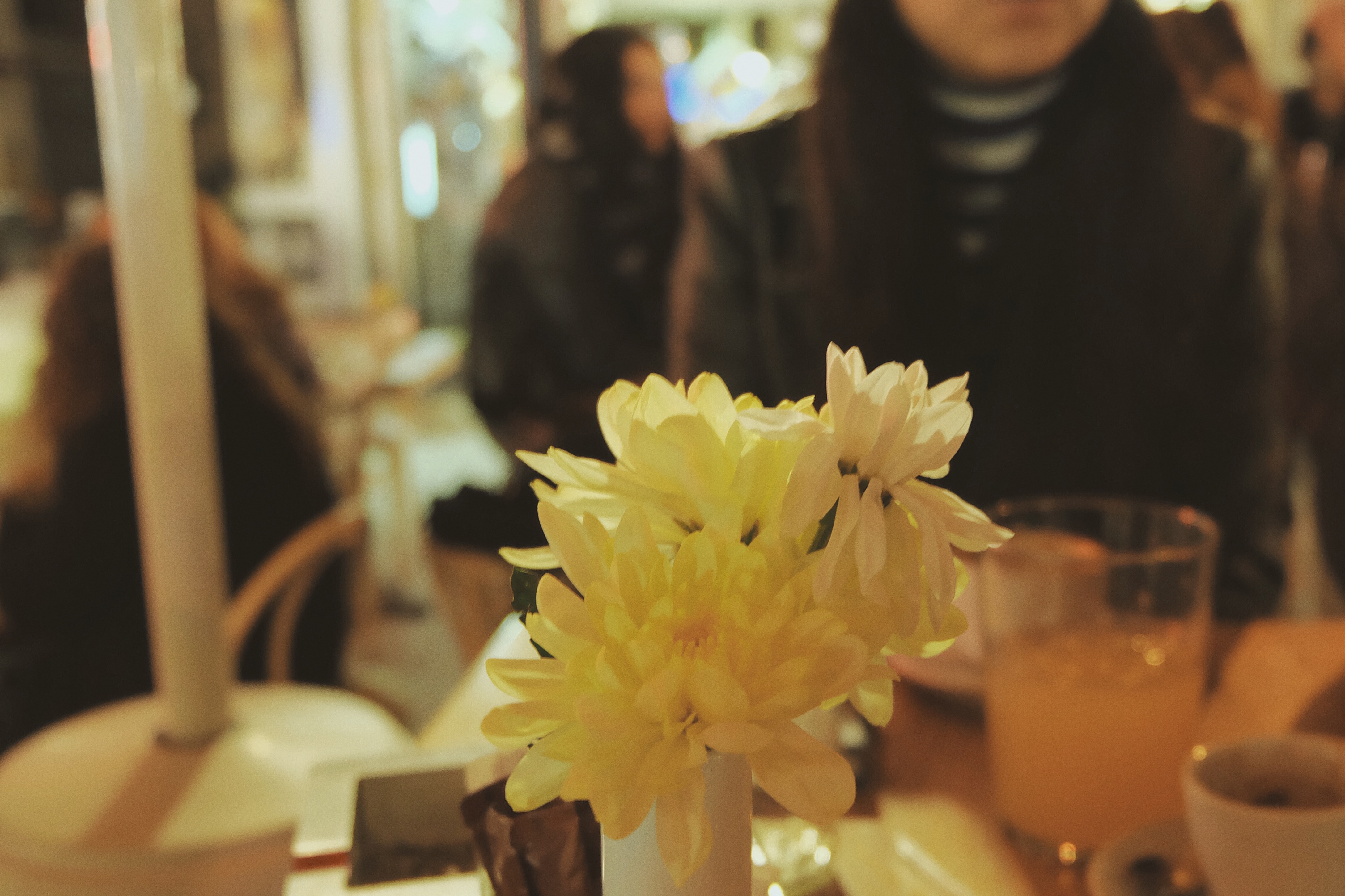 Цветы на столе в ресторане
