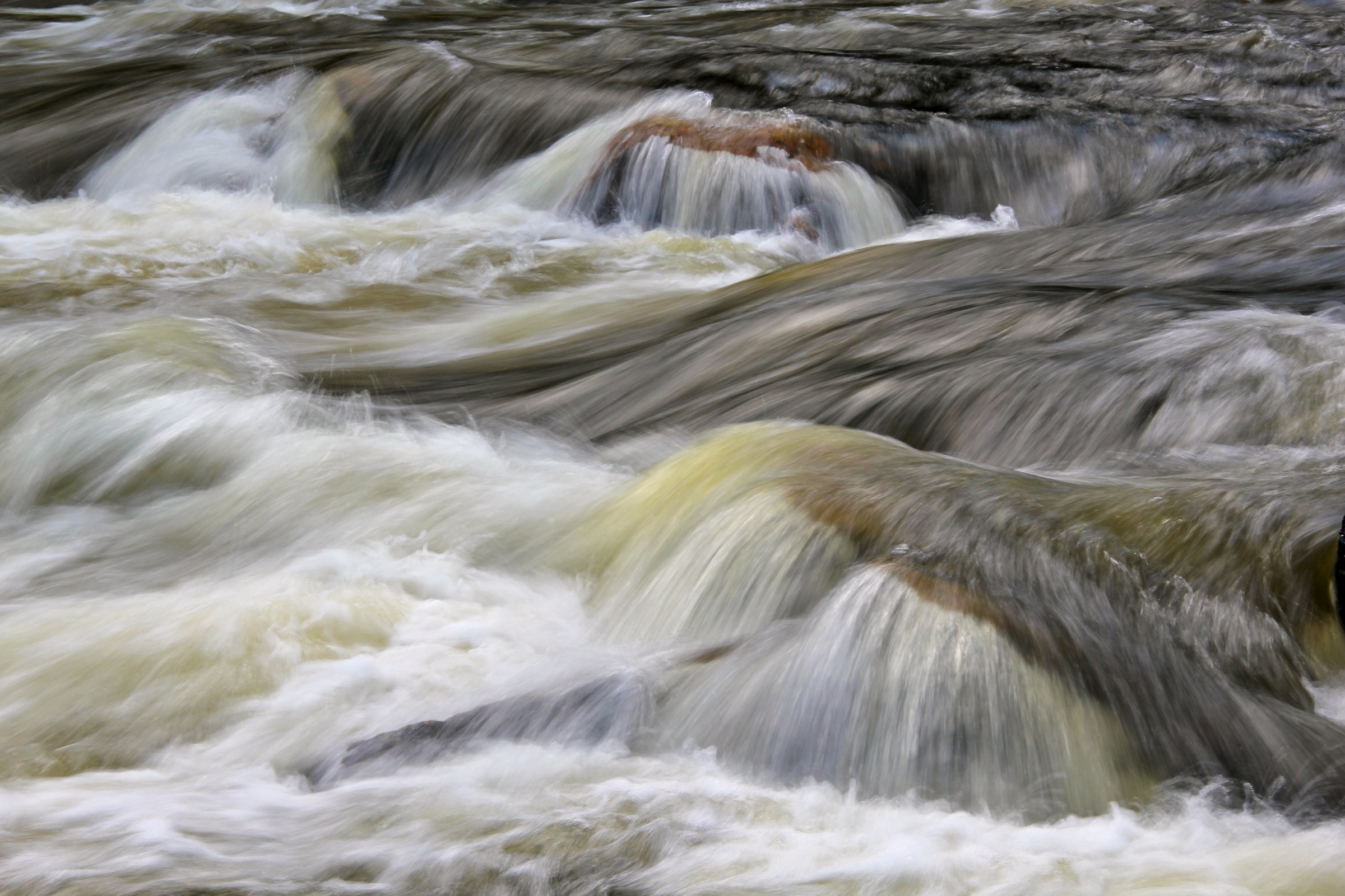 Стремительный бурный поток воды. Водопад Уайтуотер. Речные пороги. Поток воды. Водяные пороги.