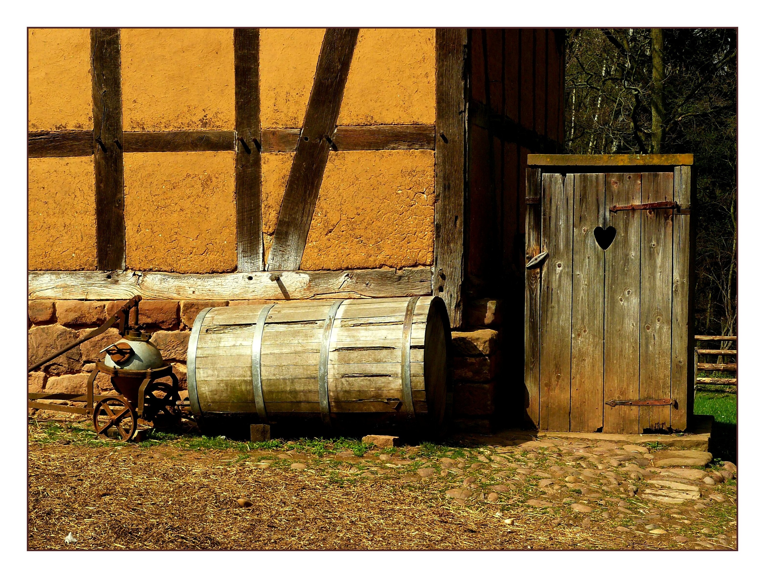 brown barrel with corn board