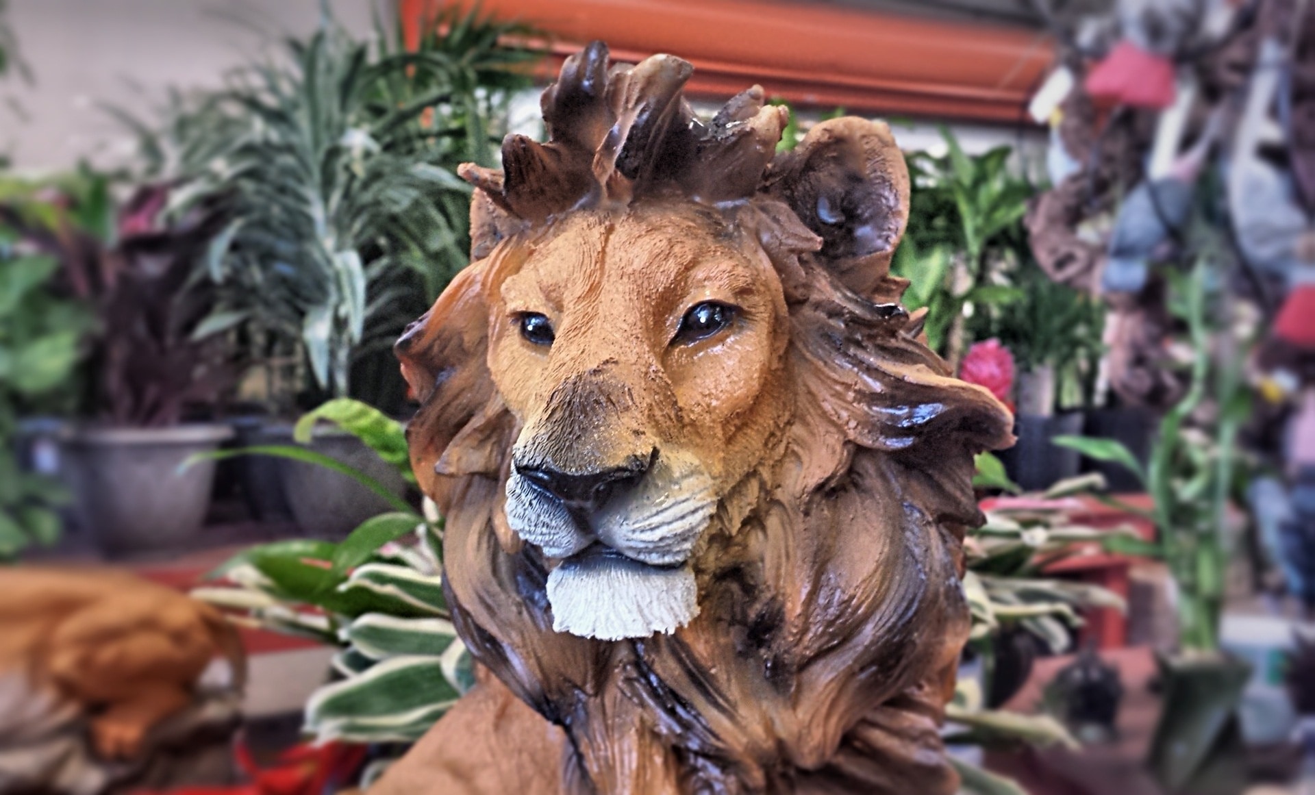 brown lion ceramic figurine in selective photography