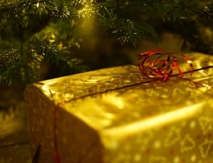 gold and red christmas gift box thumbnail
