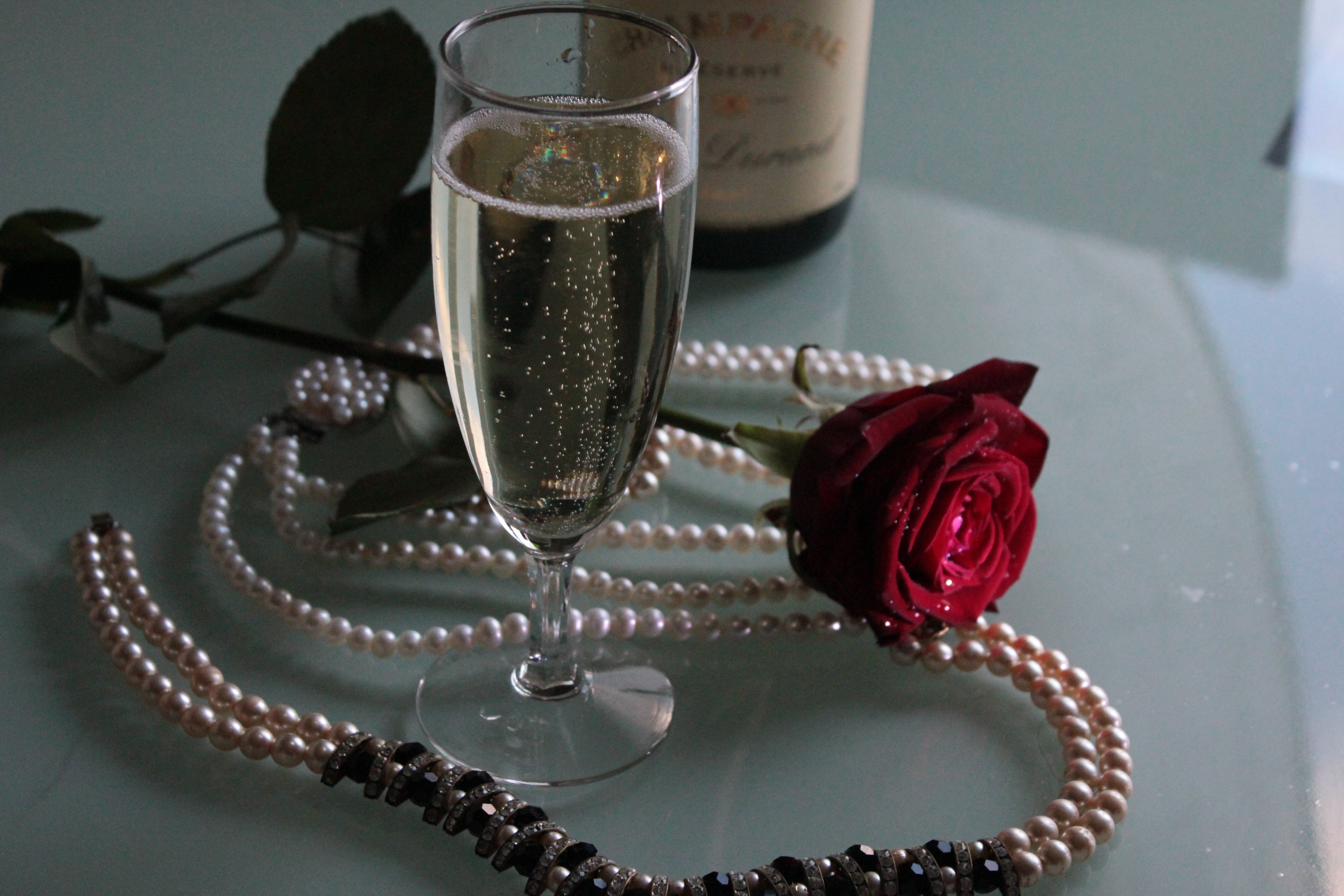 Шампанское и розы оригинал. Красивые бокалы. С днем рождения бокалы. Шампанское бокал розы. Бокал шампанского и цветы.