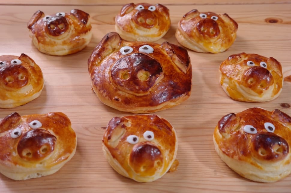 baked pig shape bread preview