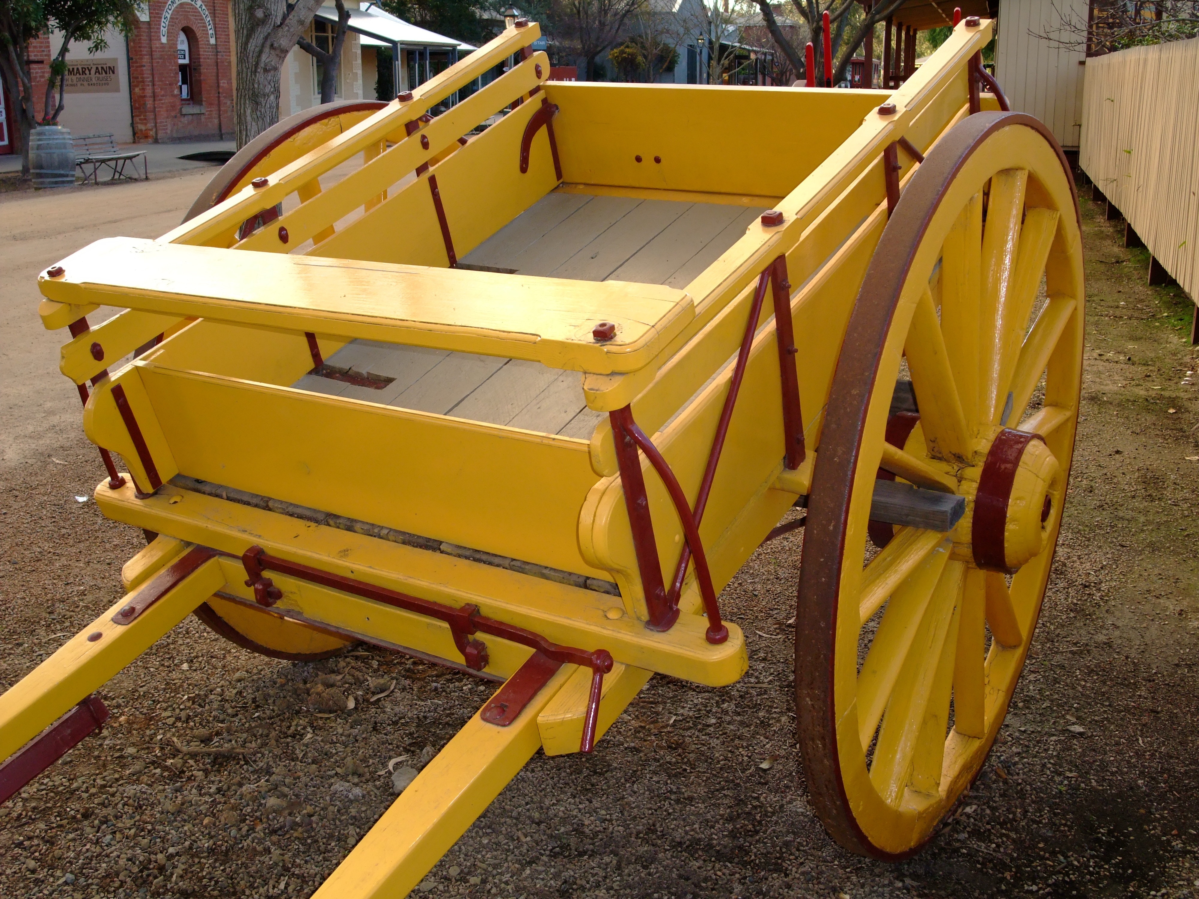 yellow and brown wagon