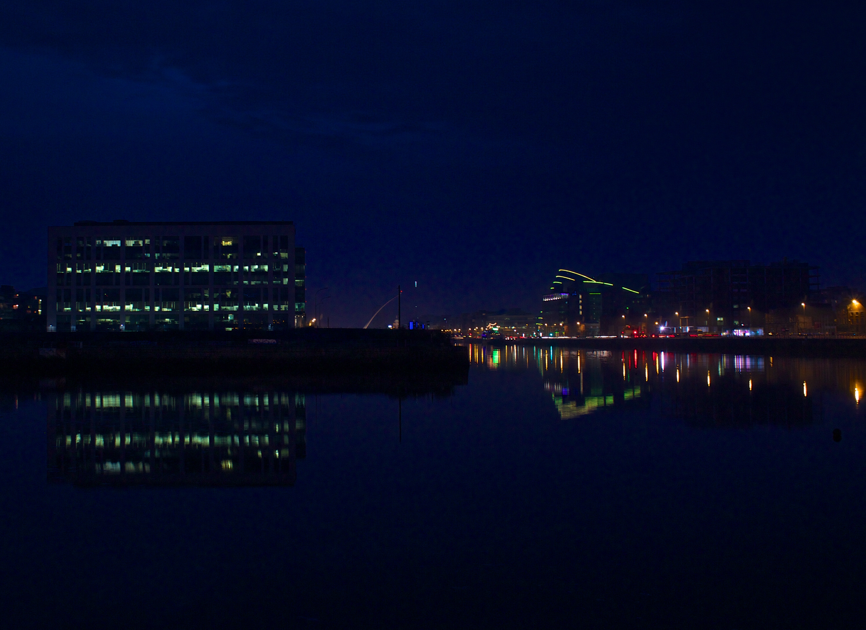 During night. Отражение здания в воде ночью. Пейзаж города лёгкий с моря ночью. Ночной паром в Дублин Night Boat to Dublin, 1946. Atmosphere Dublin.