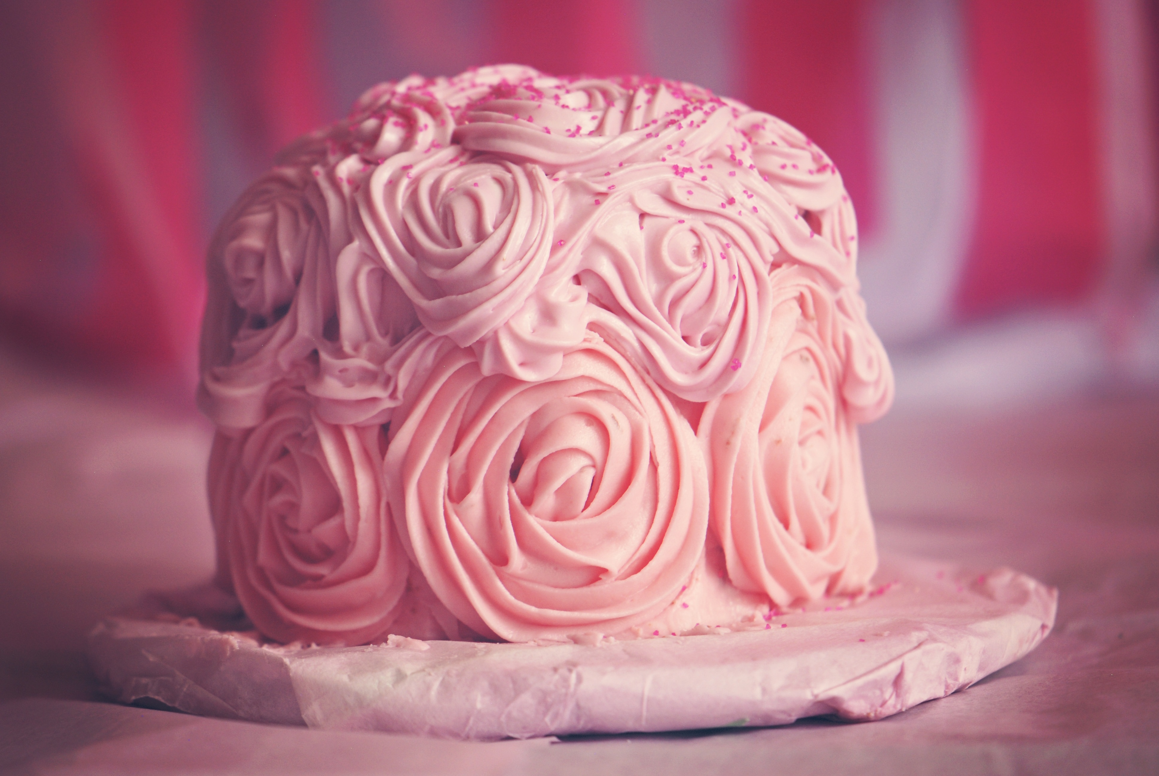pink cake close up photo
