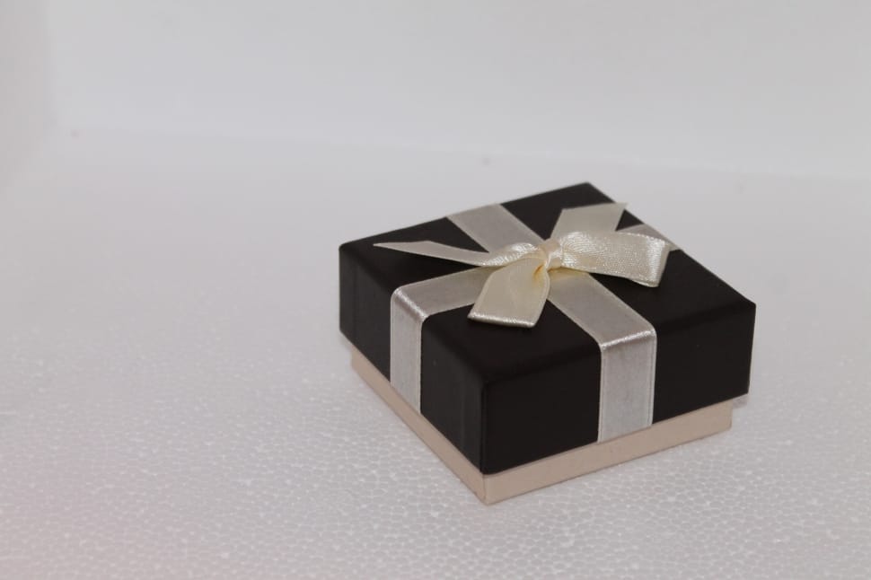 black and white gift box preview