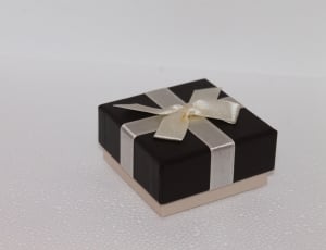 black and white gift box thumbnail