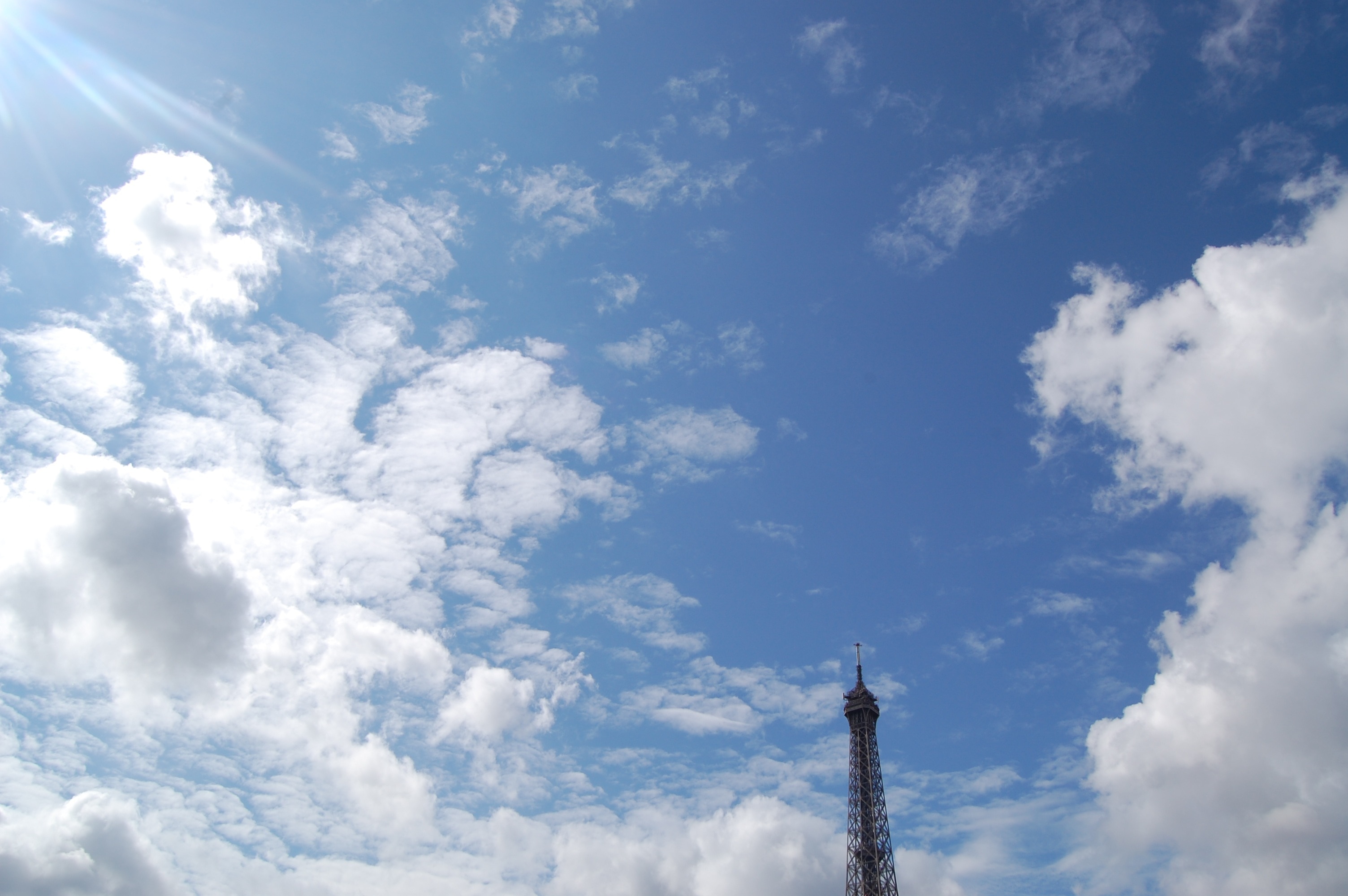 Небо парижа. Эйфелева башня голубое небо. Башня в небо. Башня на фоне неба.