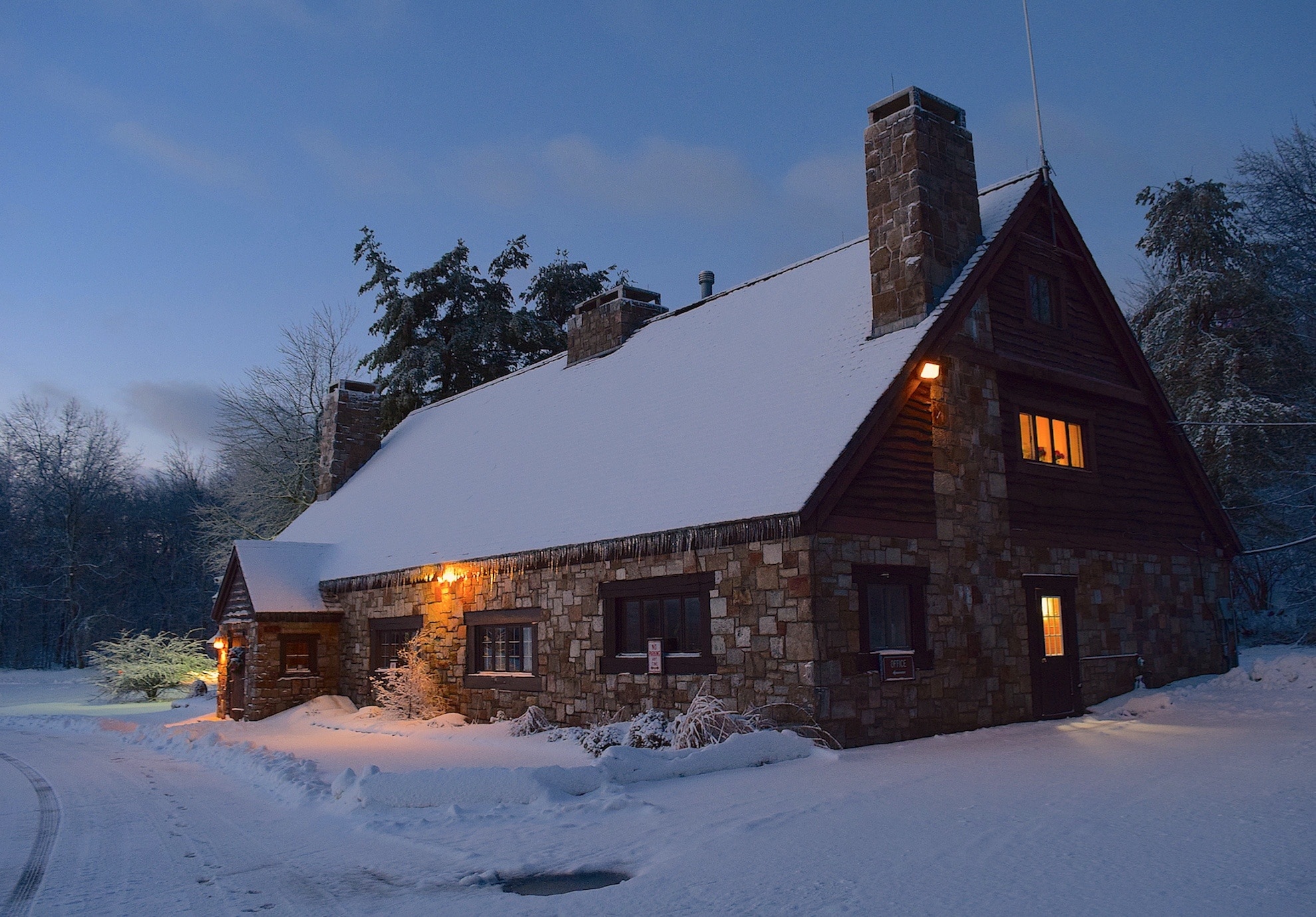 Снежка домики. Дом зимой. Каменный дом зимой. Заснеженный каменный домик. Кирпичный заснеженный дом.