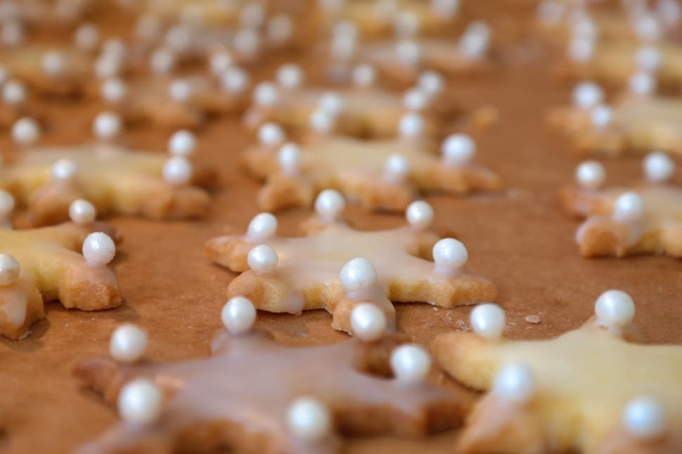 white and brown beaded cookies preview
