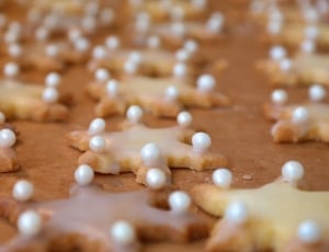 white and brown beaded cookies thumbnail