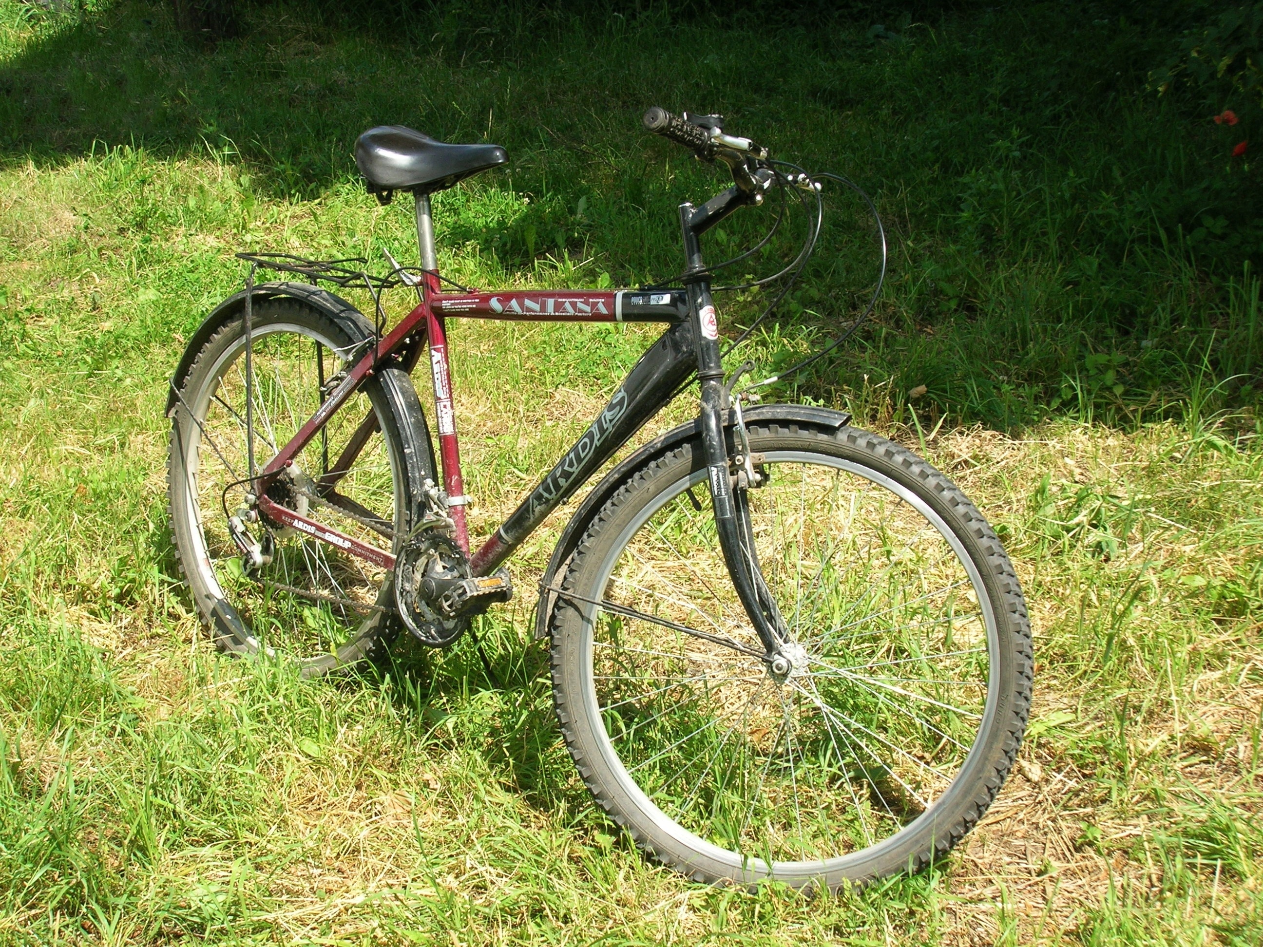 black and maroon hardtail commuter bike