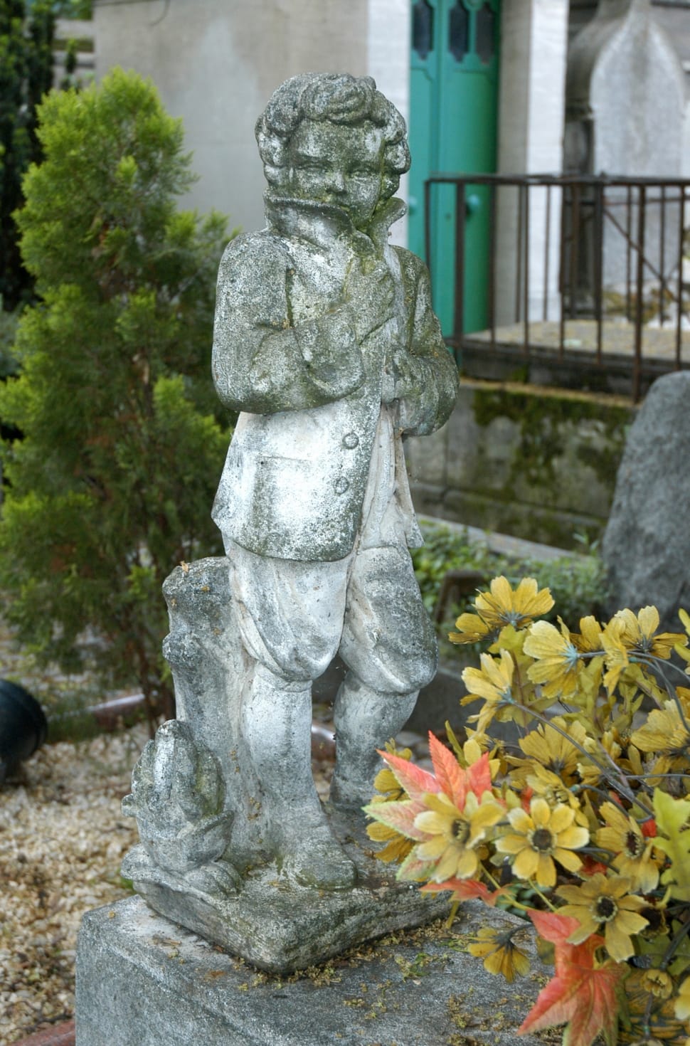 man concrete statuet preview