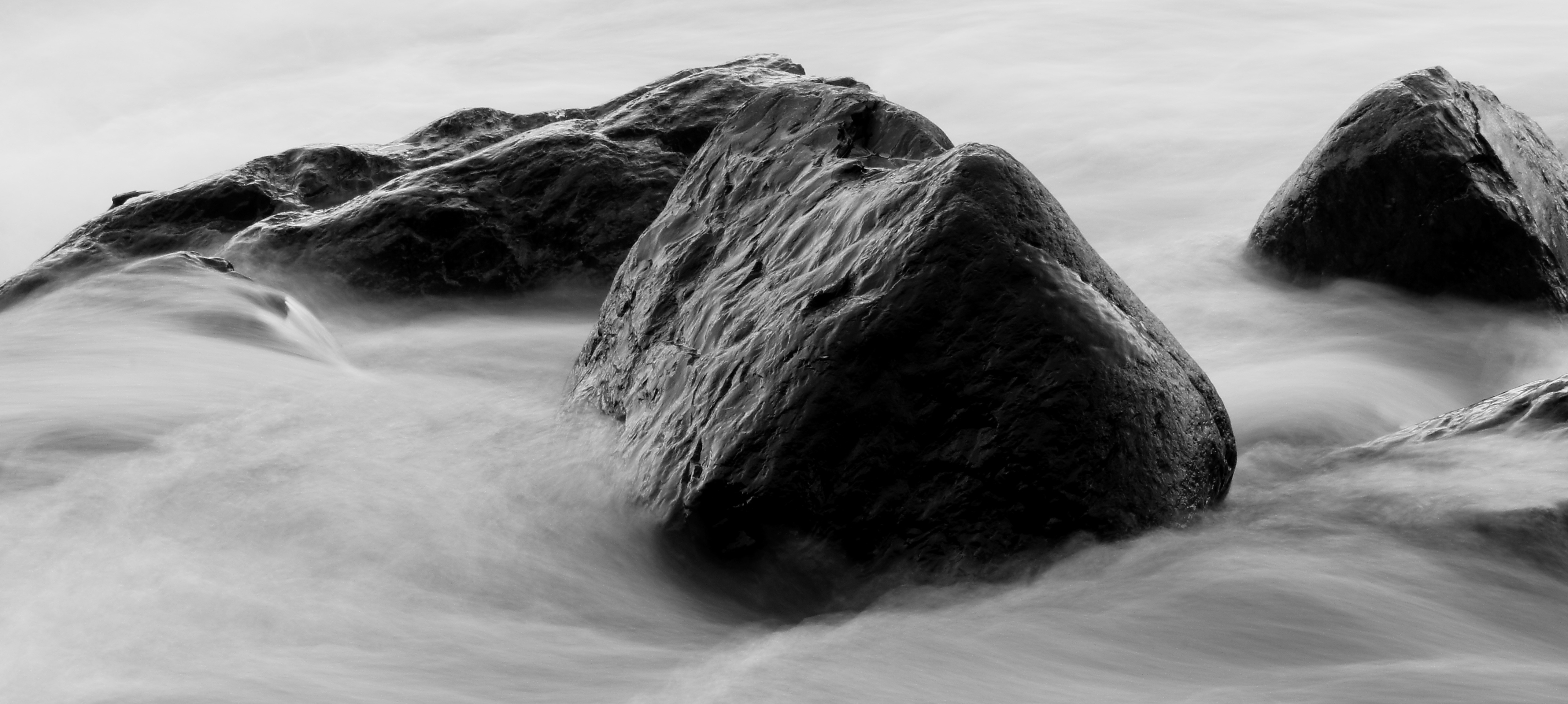 Черный камень черной воде. Камни в воде. Черно белые волны. Черно белый камень. Вода из камня.