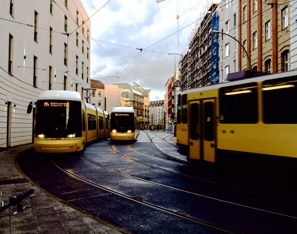 3 yellow trams preview