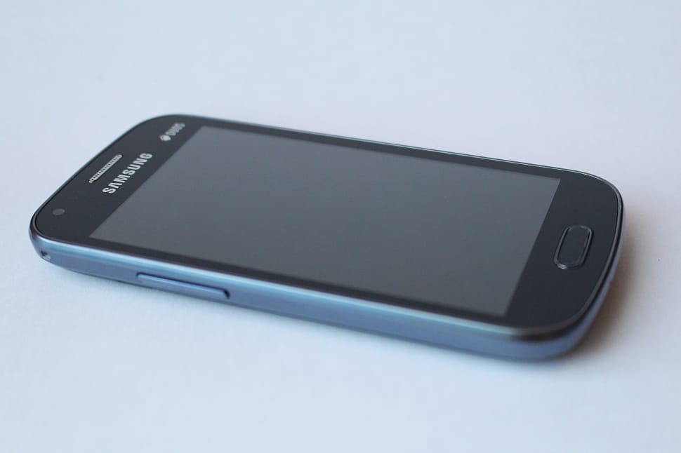 black samsung galaxy smartphone preview