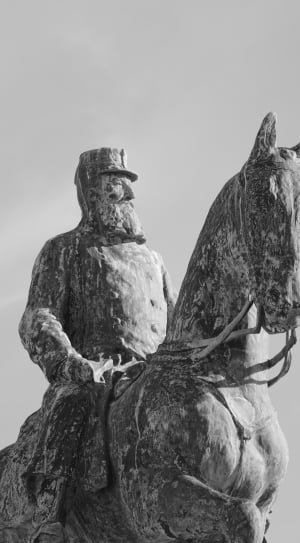 man on horse statue thumbnail