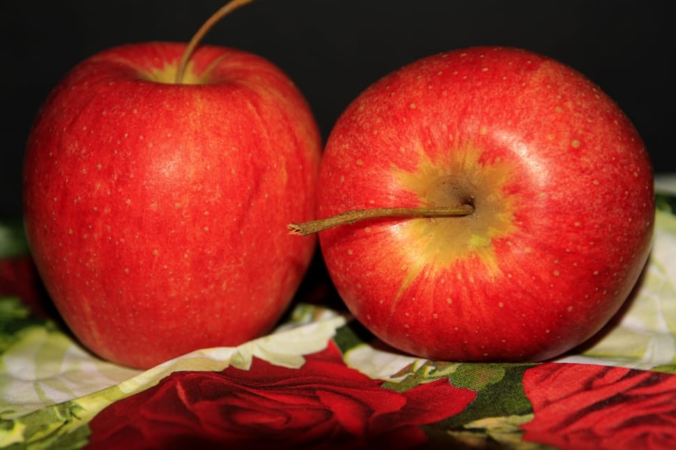 2 red apples preview