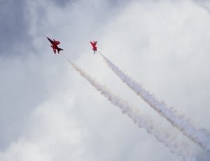 red synchronise plane flying thumbnail