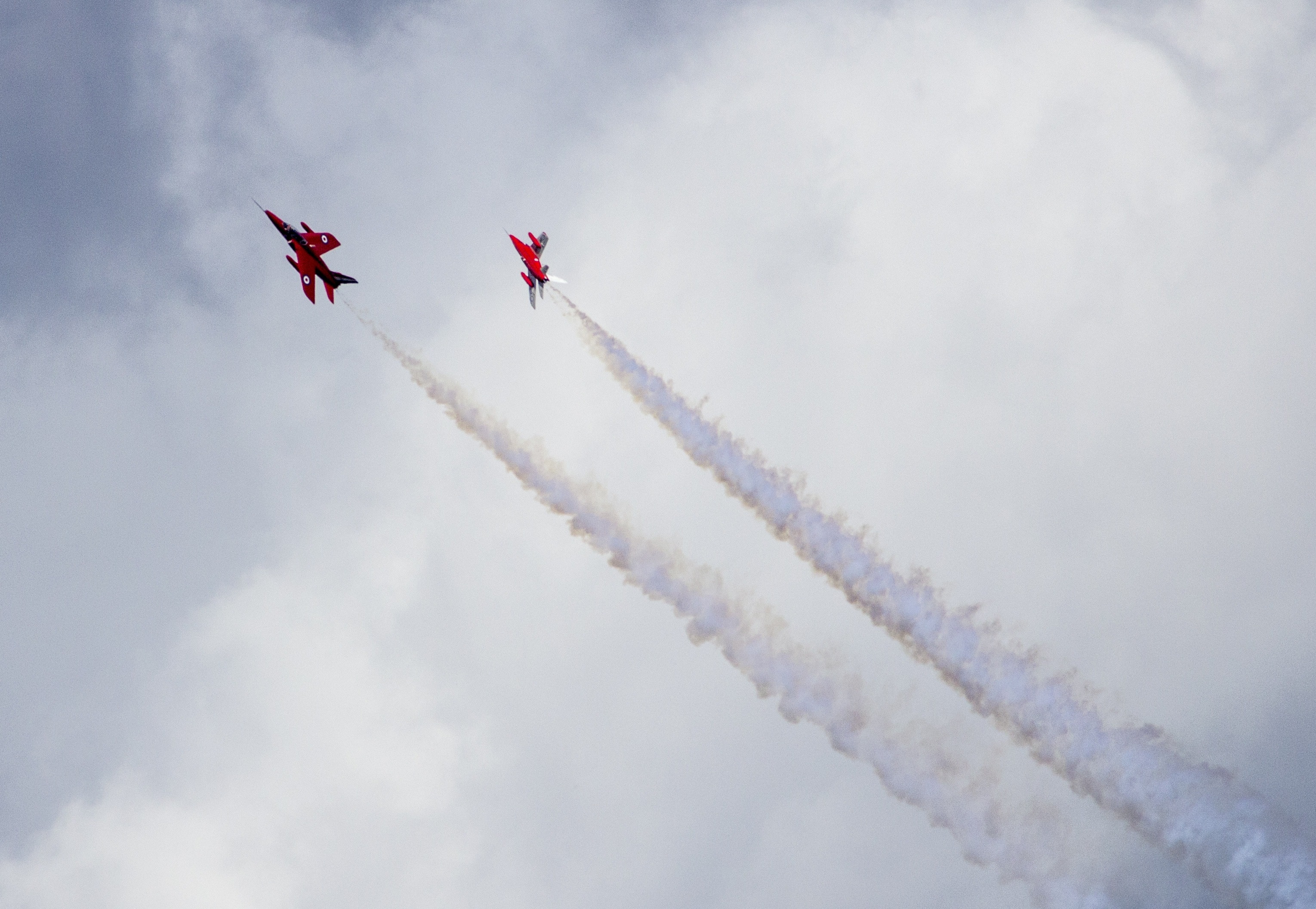 red synchronise plane flying