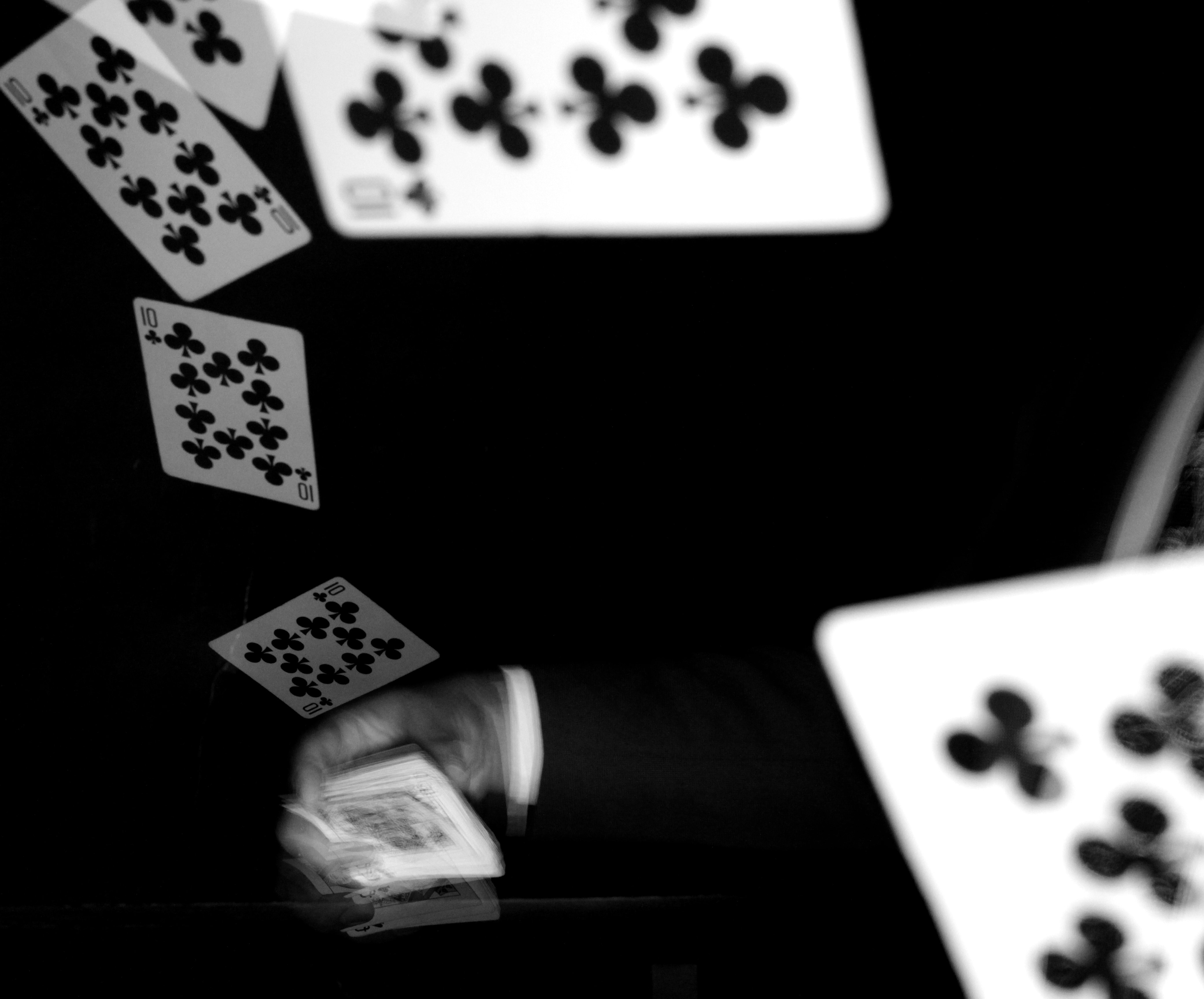 Правила игры черно белое. Карты на черном фоне. Карта черно белая. Покер обои. Игральные карты на черном фоне.