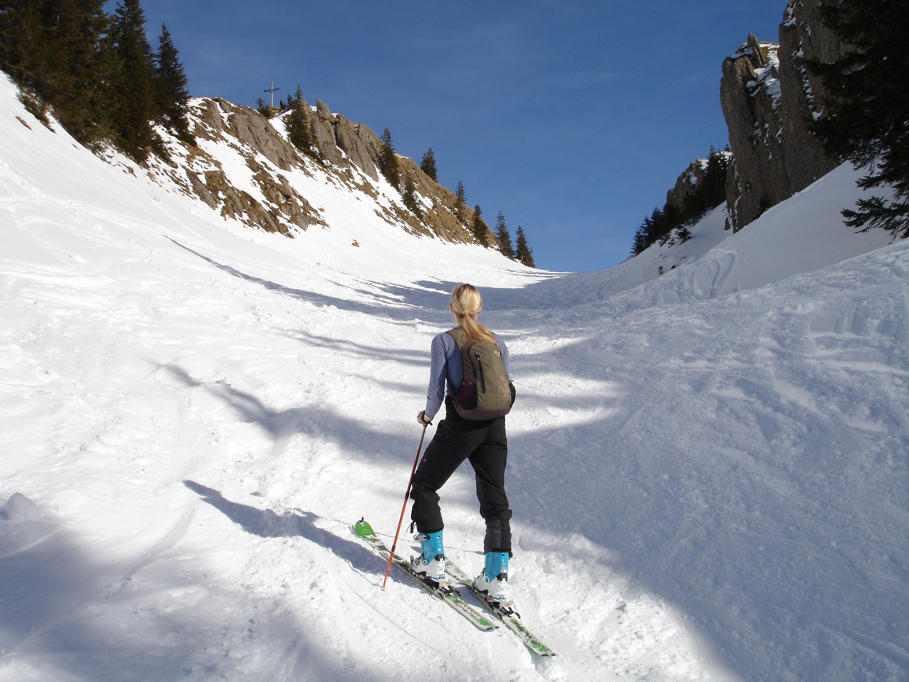 women's black pants and green snow skis